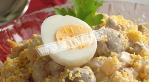 Салат з курячих потрушок з солоними огірками