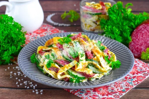 Салат з млинцями і ковбасою