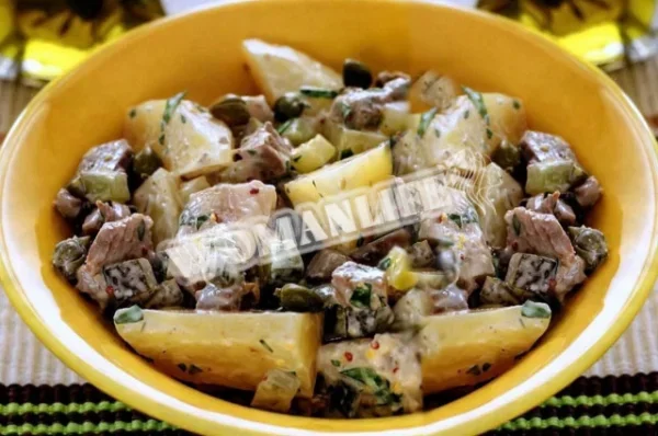 Салат з оселедця, телятини, маринованих огірків, картоплі