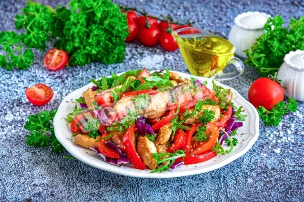 Теплий салат з куркою, перцем і помідорами