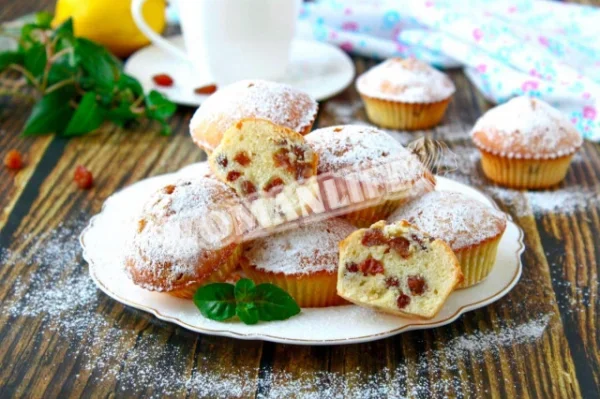 Кекси з родзинками в силіконових формочках в духовці