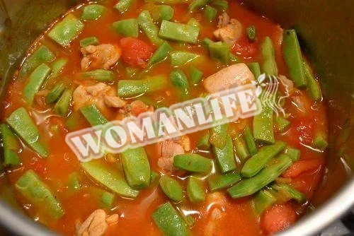 Тушкована стручкова квасоля з куркою