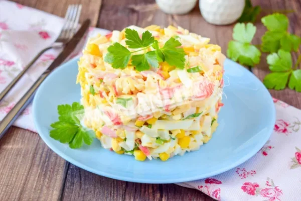 Салат з крабовими паличками, кукурудзою і сиром