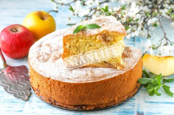Шарлотка з яблуками і корицею