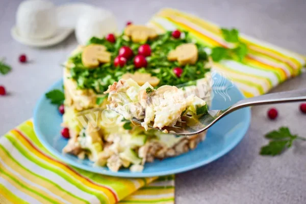 Салат Ірина з копченою куркою і грибами