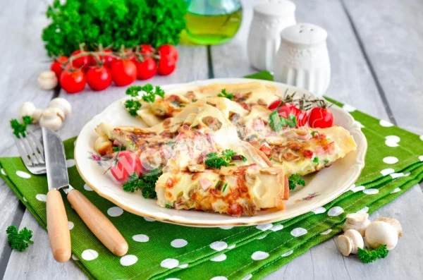 Класичні млинці з сиром і шинкою