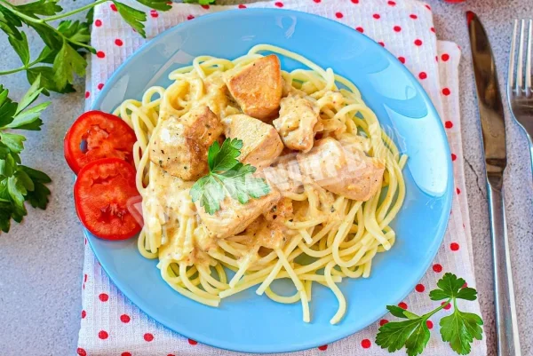 Спагетті з куркою у вершковому соусі