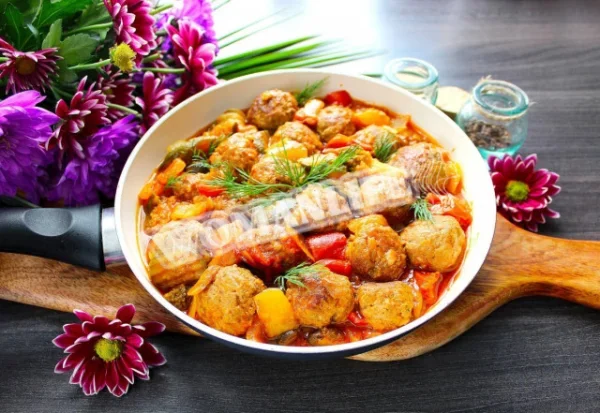 Тефтелі з овочами на сковороді