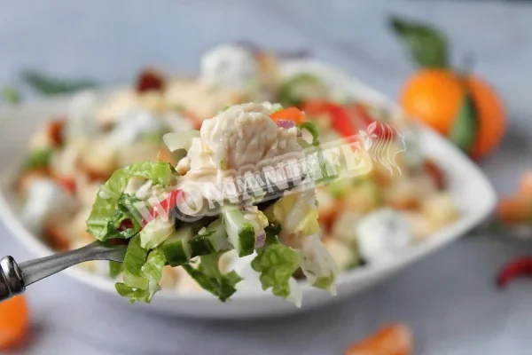Ревнивий салат з куркою, кукурудзою, грінками і сирними кульками