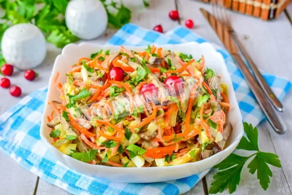 Салат з печінкою і корейською морквою