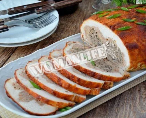Курка, фарширована свининою, грибами та квасолею