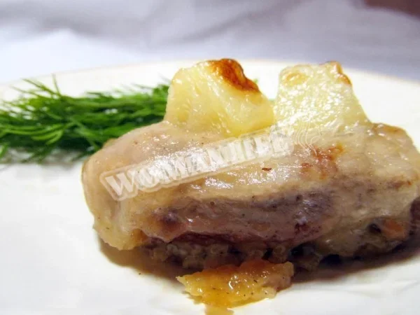 М'ясні медальйони з ананасами