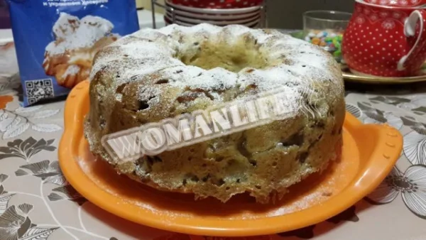 Торт з шматочками банана і родзинками в коньяку