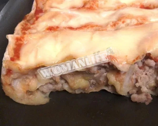 Лазанья з лаваша з томатним і вершковим соусами