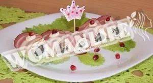 Рулетики з беконом з чорносливом і волоськими горіхами
