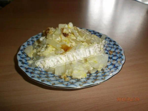 Цибуля з яйцем і майонезом