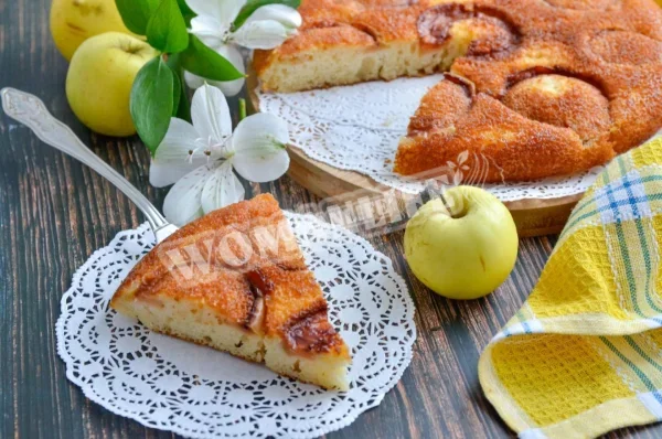 Яблучний пиріг на сковороді без духовки