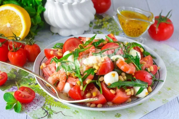 Салат з руколою, кедровими горішками і креветками