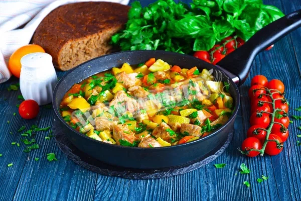 Свинина, тушкована з овочами на сковороді