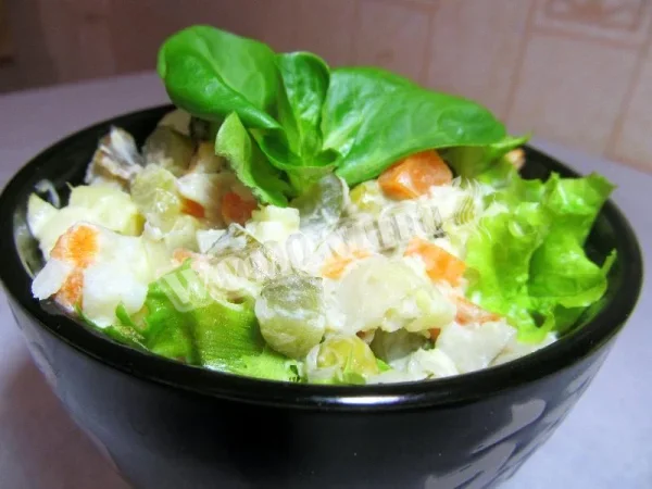 Салат з тріскою гарячого копчення і маринованими огірками