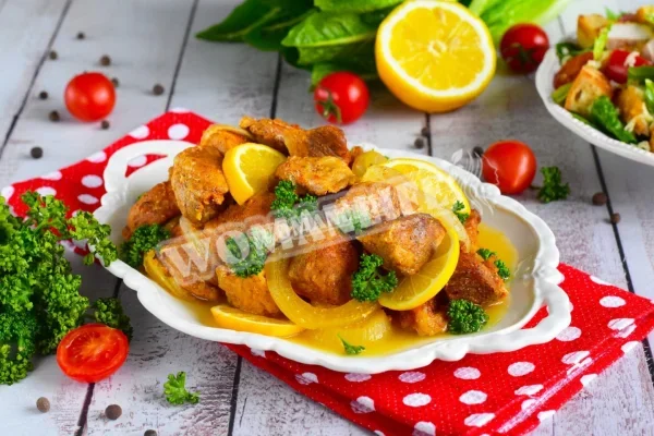 Шашлик в духовці на цибульній грядці