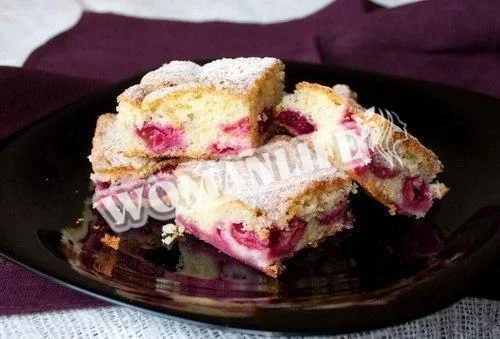 Нарізаний вишневий пиріг