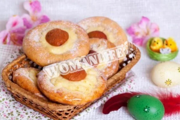Великодні булочки з кремом і абрикосами