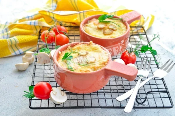 Жульєн з картоплею, куркою і грибами в духовці