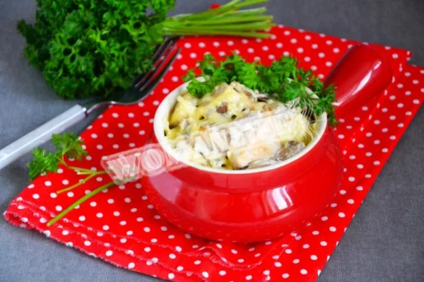 Жульєн з куркою, грибами і вершками на сковороді