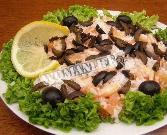 Салат з лососем і креветками