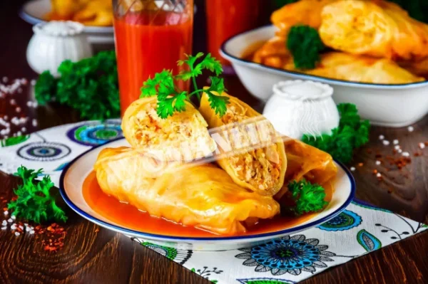 Голубці з курячим фаршем і рисом на сковороді