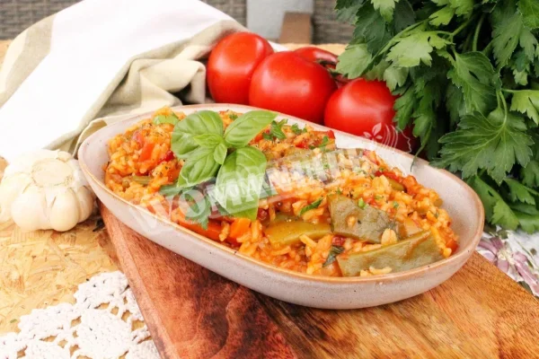 Рис зі стручковою квасолею в томатному соусі