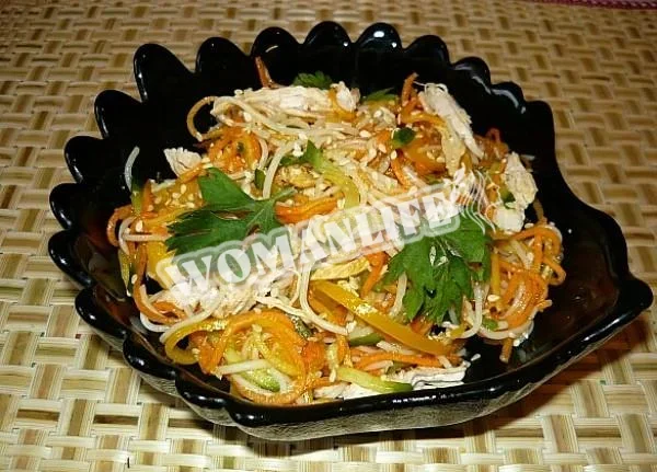 Салат з рисової локшини з овочами та куркою