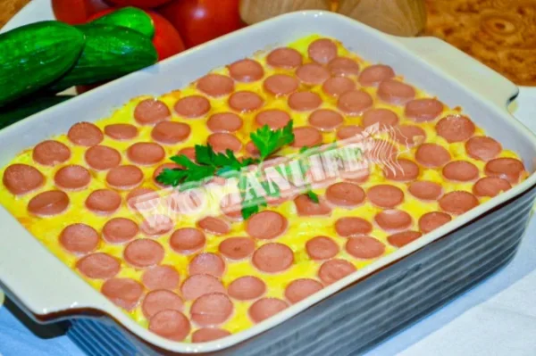 Картопляна запіканка з сосисками і сиром в духовці
