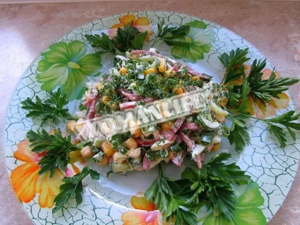 Салат з ковбасою, свіжими огірками та яйцями