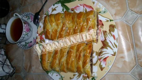 Рулет з листкового тіста з шоколадом і горіхами
