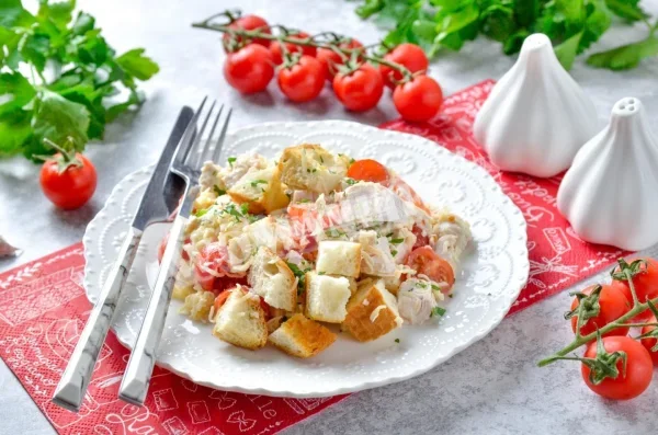 Баварський салат з куркою, грінками і помідорами