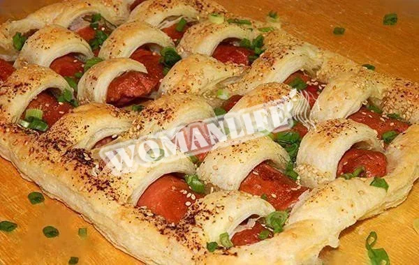 Пластовий пиріг з сосисками