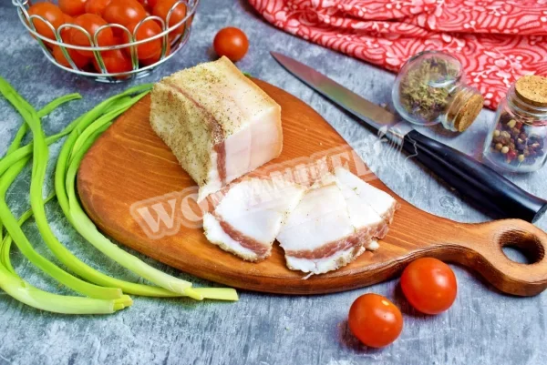 Солимо сало з перцем і часником