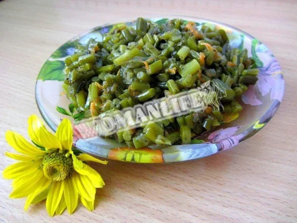 Тушковані стрілки часнику