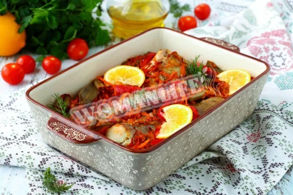 Минтай, запечений з овочами в духовці