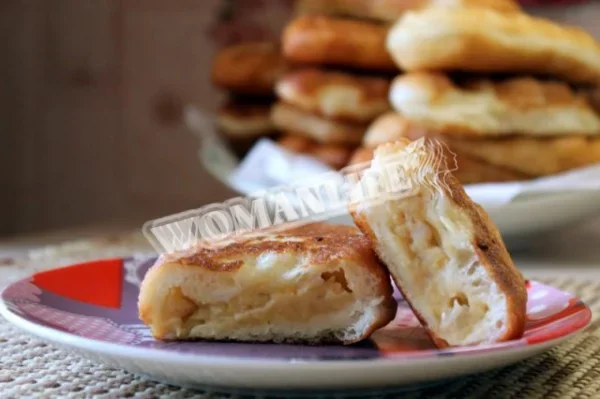 Пиріжки з горохом, смажені на сковороді