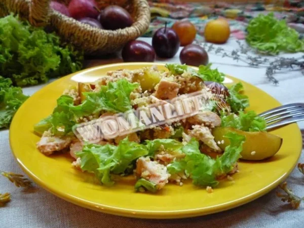 Салат з курячої грудки зі сливами та кус-кусом
