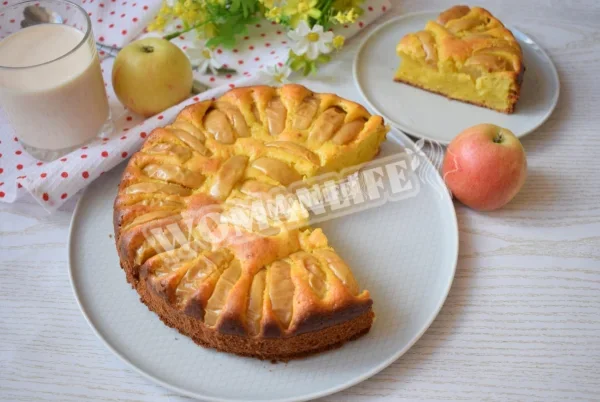 Сирна шарлотка з яблуками в духовці