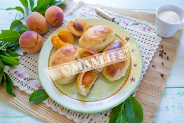 Пиріжки з абрикосами в духовці