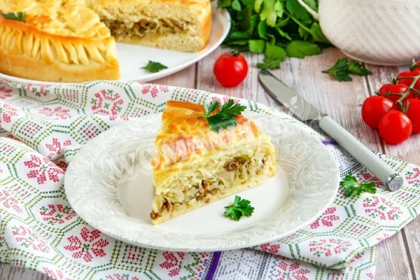 Дріжджовий пиріг з капустою і м'ясом