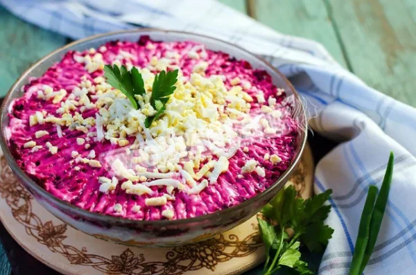 Салат з буряком, копченою куркою і корейською морквою