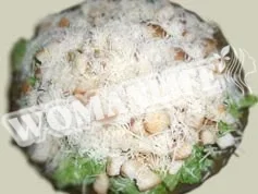 Салат Цезар з куркою, сухарями і жовтками
