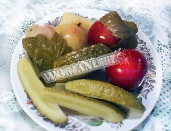 Мариновані огірки з яблуками на зиму
