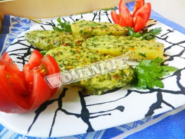 Запечена картопля з часником, маслом і кропом в духовці